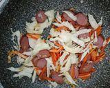 Foto langkah ke 3 dari resep Mie goreng sosis sayur.