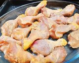 Foto del paso 2 de la receta: Pollo con Cebolla al Vino Blanco y Bacon con Ciruelas