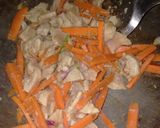 รูปขั้นตอนการทำที่ 4 ของ ผัดไก่น้ำมันหอยใส่แครอท