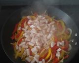 Foto del paso 2 de la receta: Espaguetis con pimientos y soja