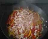 Foto del paso 2 de la receta: Espaguetis con pimientos y soja