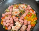 Foto del paso 2 de la receta: Arroz seco de costilla, salchichas y pimientos