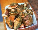 Foto del paso 4 de la receta: Coca con Rovellons, Alcachofas y Gambas