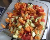 Une image de l'étape 2 de Tartare de melon tomates concombre feta et saumon fumé façon gâteau.