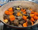 Une image de l'étape 14 de Bœuf braisé aux carottes et pommes de terre.