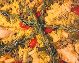 Foto del paso 13 de la receta: Arroz en paella,de pollo, ajos tiernos y habas, de la iaia Teresa