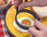 Foto del paso 4 de la receta: Huevos fritos en freidora sin aceite Cecofry