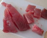 Foto del paso 1 de la receta: Atún marinado con verduras -en sartén-