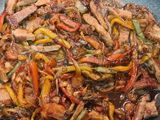 Noodles de arroz con presa ibérica. Sin gluten