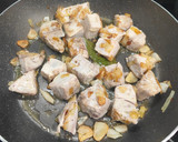 Foto del paso 3 de la receta: Bonito encebollado con langostinos y patatas