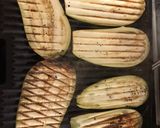 Une image de l'étape 1 de Rouleaux d’aubergine, saumon et philadelphia.