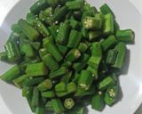 A picture of step 3 of Bhindi Karahi.