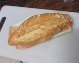 Foto del paso 4 de la receta: Bocadillo de jamón serrano, queso semicurado, tortilla francesa y tomate aliñado