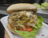 Foto del paso 13 de la receta: Sándwich con muchos vegetales y pollo🥙🥯🧅🍆🍗🥪