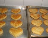 Foto del paso 6 de la receta: Corazón de hojaldre relleno de nata y fresas