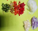 Foto langkah ke 2 dari resep Cumi Asam Pedas Rainbow Mentega.