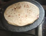 A picture of step 6 of Aloo paratha.