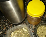 Foto del paso 1 de la receta: Mate de miel e hierbas para la garganta