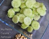 Une image de l'étape 1 de Salade de mâche et concombre d'inspiration thaï.