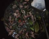 Foto langkah ke 6 dari resep Cumi Asin Kuah Hitam Cabe Ijo.