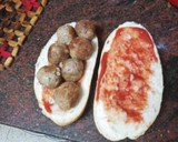 Foto del paso 7 de la receta: Bocadillo de albóndigas con chistorra y queso