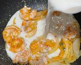 Foto langkah ke 3 dari resep Creamy Garlic Chilli Prawn Pasta.