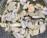 Foto del passaggio 2 della ricetta Gnocchetti acqua e farina, stridoli e luganica