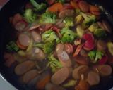 Foto langkah ke 4 dari resep Brokoli Sosis Saus Tiram.