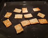 Foto langkah ke 4 dari resep Cheese Crackers Keto.