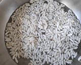 A picture of step 1 of Puffed Rice Upma.