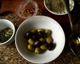 Foto del paso 2 de la receta: Aceitunas mendocinas para copetín