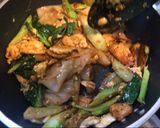 รูปขั้นตอนการทำที่ 4 ของ ผัดซีอิ๊ว อกไก่