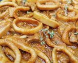 Foto del paso 8 de la receta Calamares en salsa de vino tinto con panceta