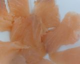 Foto del passaggio 6 della ricetta Pizza con salmone,insalata,ricotta e pomodori