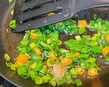 A picture of step 4 of Shredded Chicken Scallion Oil Noodles.