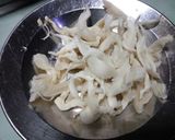 Foto langkah ke 1 dari resep Sup Bayam Jamur Bakso.