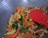 Foto langkah ke 3 dari resep Tumis makaroni pasta spiral.