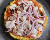 Foto del paso 12 de la receta: "Pizza" con base de coliflor al sartén🍕🧀🍖🥫🍅