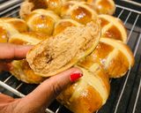 A picture of step 11 of HONEY-GLAZED HOT CROSSBUNS.