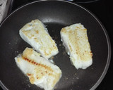 Foto del paso 3 de la receta: Merluza a la plancha con patatas a lo pobre saludables