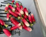 Une image de l'étape 4 de Salade multicolore de riz blanc, carottes, petits pois, tomate, radis et persil.