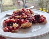 Meggyes-málnás crumble (morzsasüti) recept fázis 2 fotója