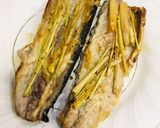 Hình bước làm 3 của món Vào bếp cùng con: cá saba áp chảo nhồi sả ăn kèm lá mè tươi