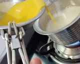 A picture of step 3 of Mango panna cotta.