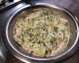 Une image de l'étape 11 de Salade de concombres marinés au chèvre frais, citron, oignon rouge et persil.