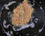 Foto langkah ke 7 dari resep Ayam Goreng Kremes.
