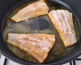 Foto del paso 3 de la receta: Colitas de bacalao en salsa "estilo puttanesca"