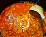 Foto langkah ke 4 dari resep Sup Merah Saikoro Sosis.