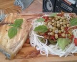 Foto del paso 3 de la receta: Surubi grillado con fideos de arroz y morrones salteados