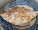 Foto langkah ke 3 dari resep Ikan Bawal Kukus Simple.